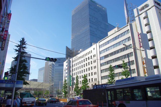 東京駅へ。背後に大きなビルが見えてきます。