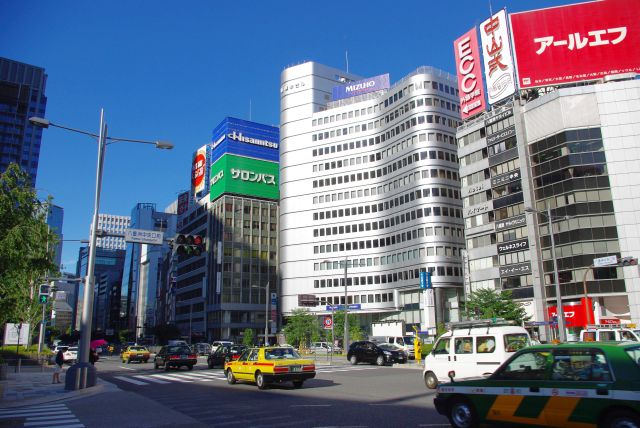 東京の玄関口を行き交うたくさんの車。