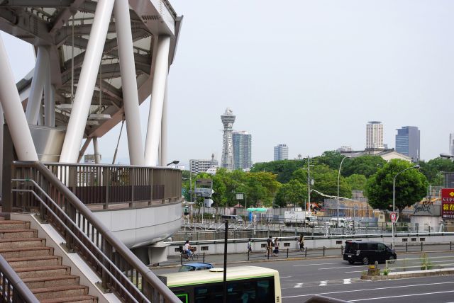 駅前から通天閣が見えます。