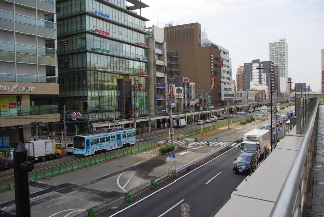 足元には路面電車の阪堺電軌上町線。風景のギャップ。