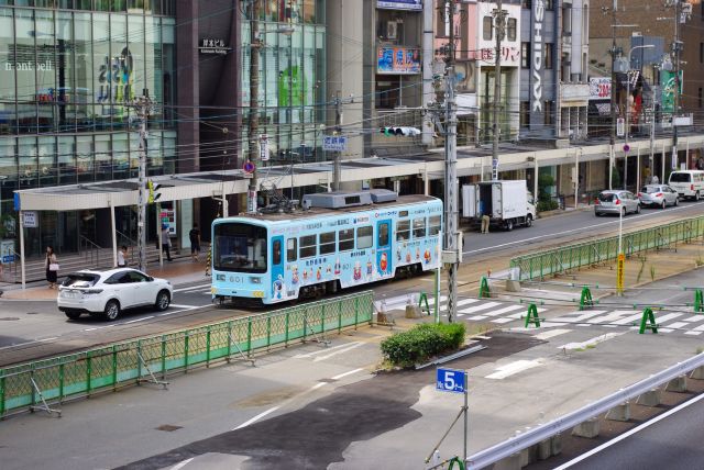 工事中のあべの筋に走る路面電車。