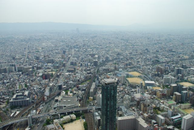 東側は奈良方面。遠くには生駒山、吉野山。