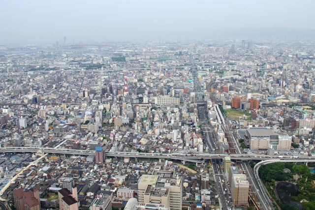 西側、手前に新今宮駅、奥は大阪湾。