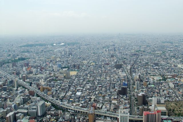 南側はあべの筋、ヤンマースタジアム長居、古墳群、住吉大社。