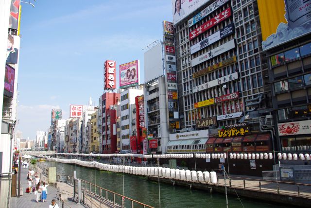 川沿いに遊歩道とんぼりリバーウォークとビル群が続く。