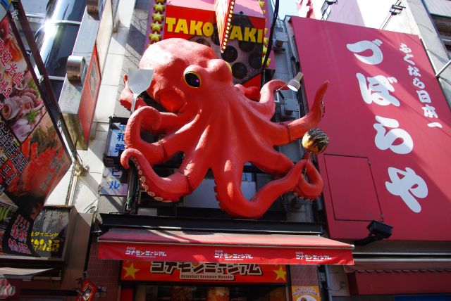 大たこ。大阪名物たこ焼きのお店も沢山。