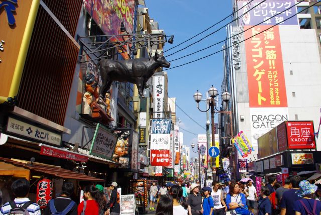 吊るされたなにわ牛もインパクトあり。