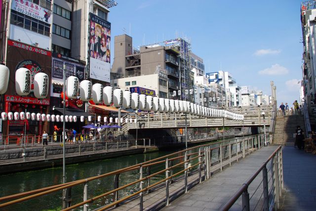 戎橋の隣の橋の太左衛門橋。