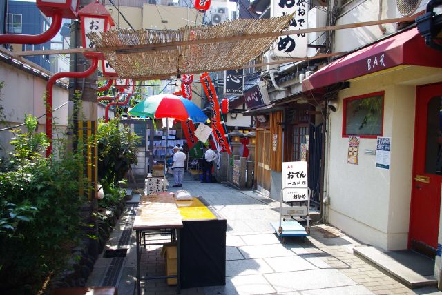 狭い路地に情緒あふれるのお店が並ぶ。