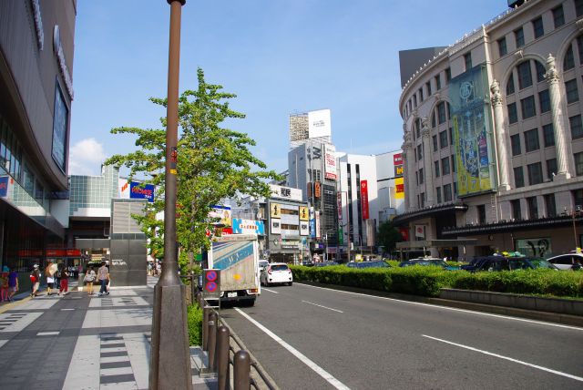 ひしめく商店街から少し開ける。