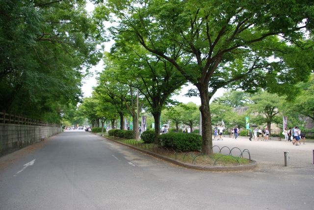 もうすぐ桜門に到達。桜門前広場には出店もあり休憩する人で賑わう。