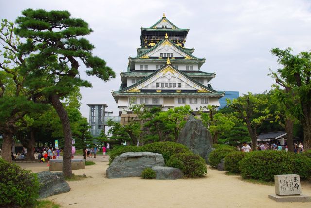 松の木や庭園とも良く合う。