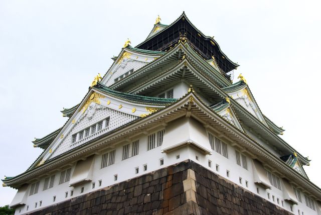 お城の裏手から。少し天気が回復し金の輝きが増す。