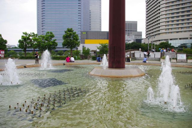 川沿い噴水で休憩。水上バス乗り場も。