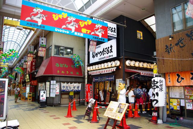 人気店には長い行列ができる。