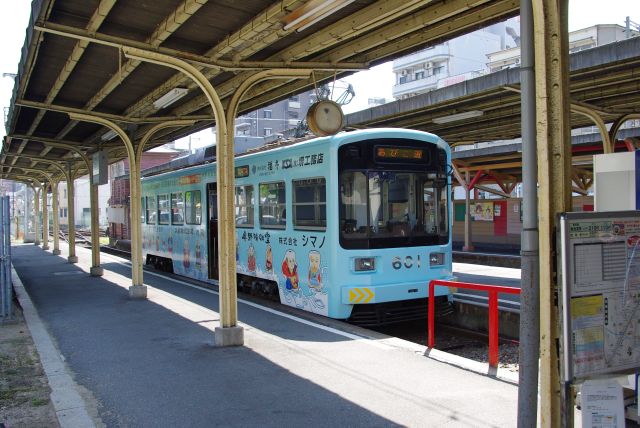 古そうな無人駅にレトロな路面電車。