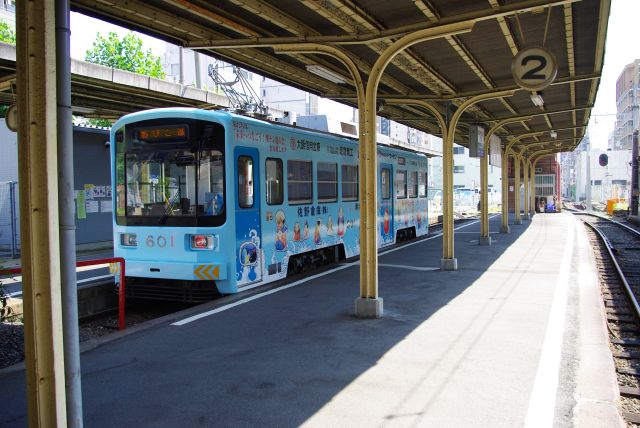 バスのようなドアの小さな車体。ICカード対応。