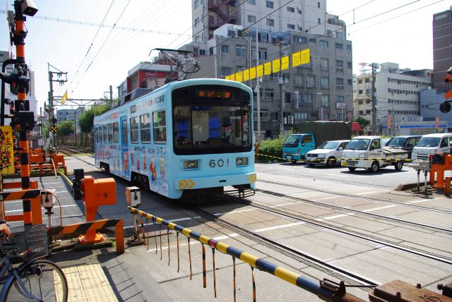 ゆっくり走るも新今宮まで１駅であっという間。大通りを堂々と遮断して走る。