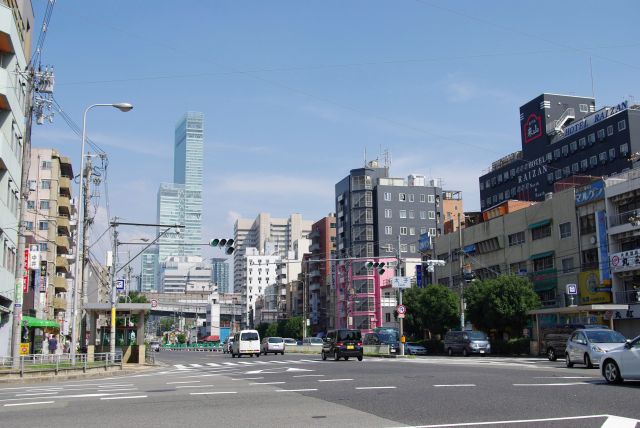 大通りの交差する新今宮駅前からあべのハルカスを望む。