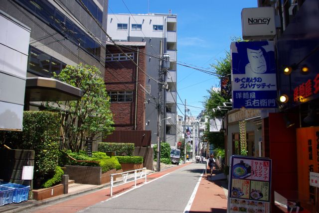 路地裏は渋谷らしい狭い下り坂。