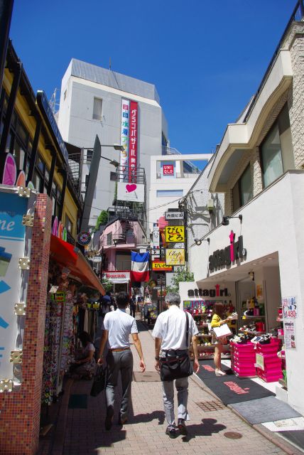 狭い道に飲食店や雑貨店が並ぶ。