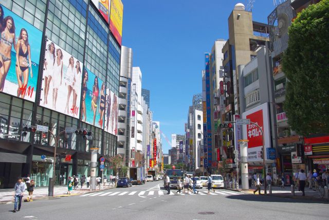 渋谷駅へ向かう文化村通り。