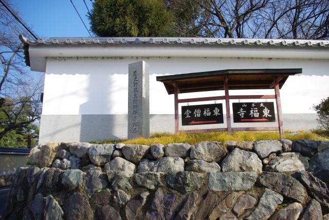 東福寺へ静かな道を進んでいきます。