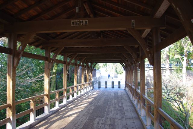 木造の臥雲橋。