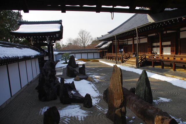 南庭、枯山水に積もった雪とわびしい冬の陽が、夏とは異なる表情を作る。