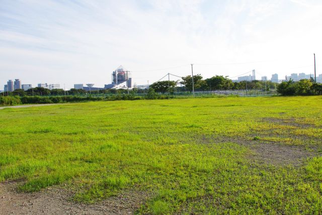 「ほっとプラザはるみ」前の広場は空き地のまま変化なし。