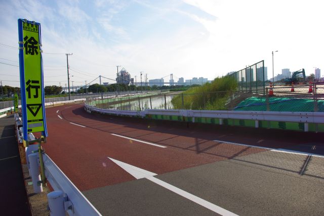 道路が海側に湾曲する形に変わりました。