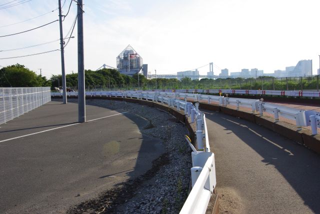 以前広い海側の空き地だった場所に道路が通る。