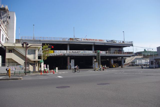 大江戸線築地市場駅を出るとすぐに築地市場。