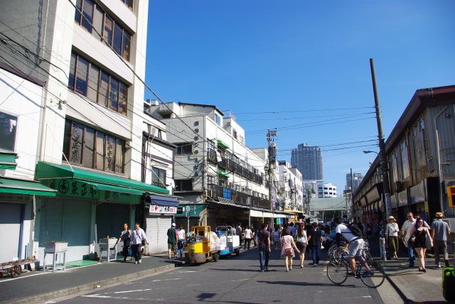 築地場外市場へ。閉まっているお店もあるが人が集まる。