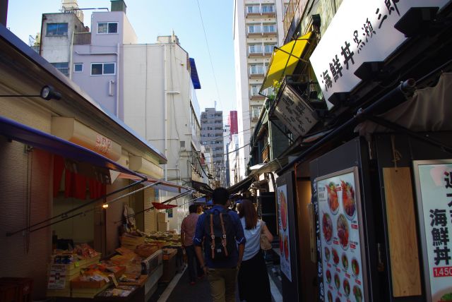 狭い裏路地にもお店がひしめく。