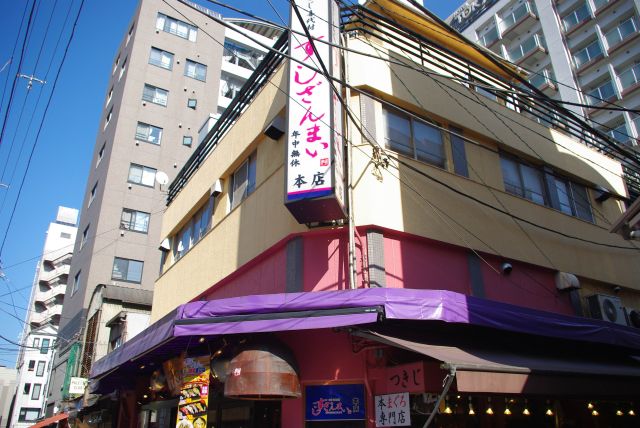 いつも行列の出来るすしざんまい本店。何度か入った事があります。