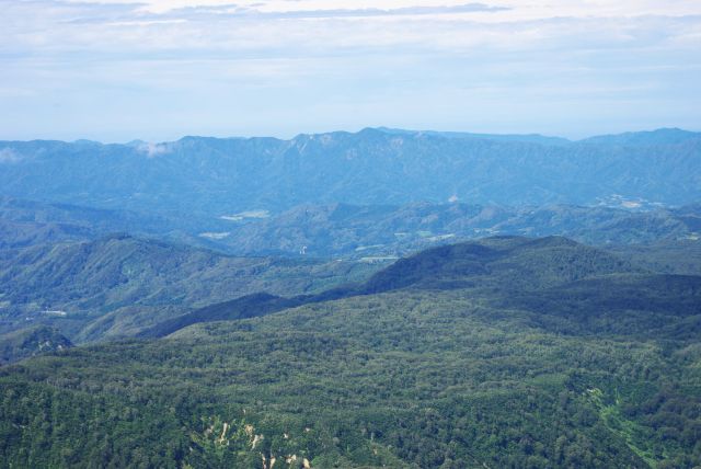 遠くまで続くダイナミックな山並み。