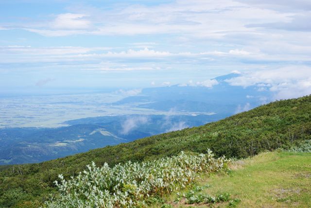 山には雲がかかる。