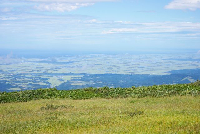 山の下に広い平野が広がる。