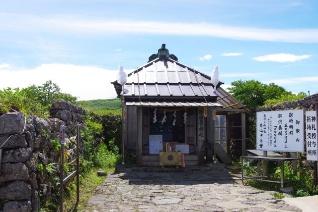 途中に月山神社中之宮、御田原神社があります。