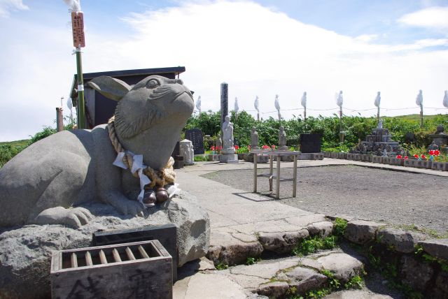 山の中腹にある神社。