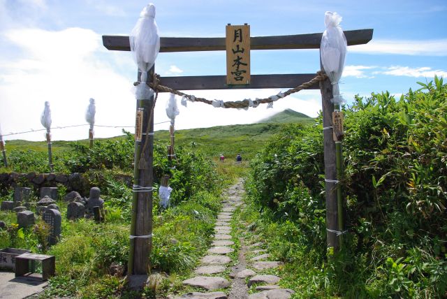 月山本宮の鳥居をくぐり山頂方面へ。