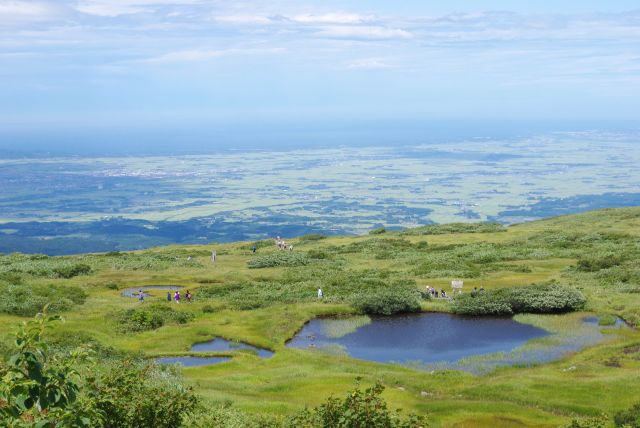 さらに登り見晴らしの良い所へ。湿原の先に平地が広がるスケールの大きい素晴らしい景色。