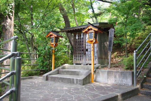 階段途中の愛宕神社。