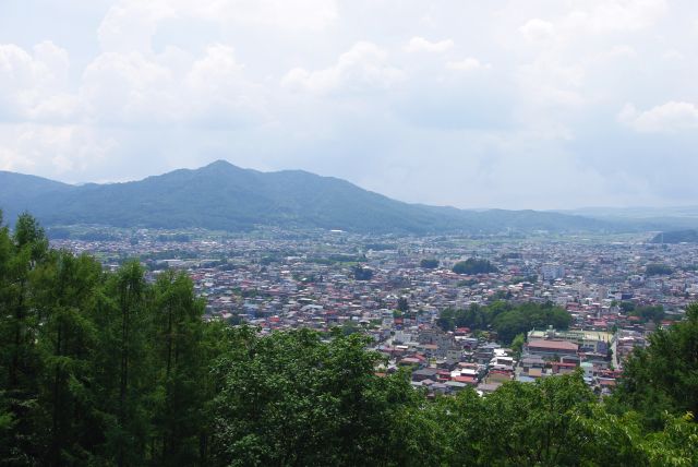 盆地の富士吉田市の街並み。