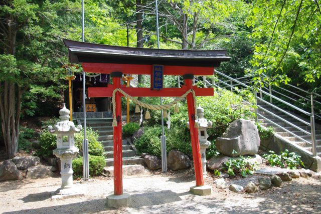 塩釜神社。長い階段はこの横から。