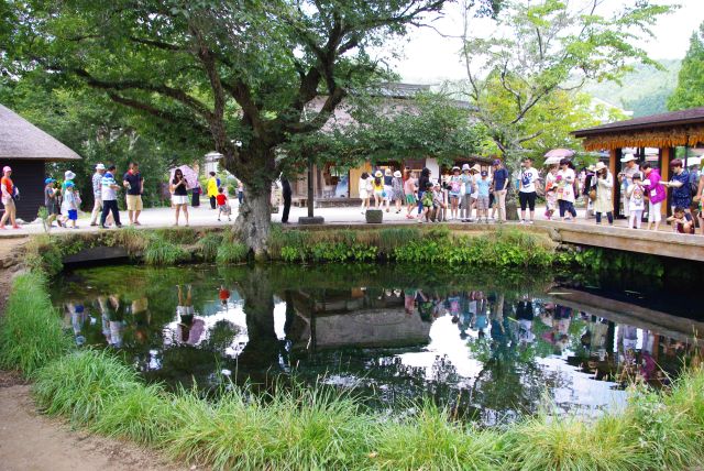 中心地の湧池は人が多くにぎやか。