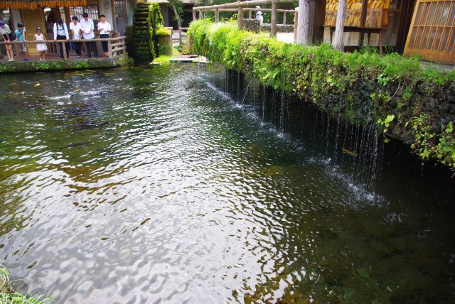 滝のように流れ込む水。