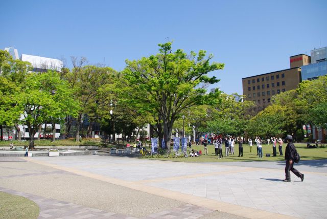 心地よい青空と緑に憩う人々。