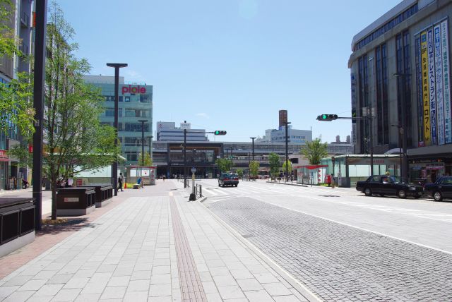 姫路駅方面。歩道幅が広いです。